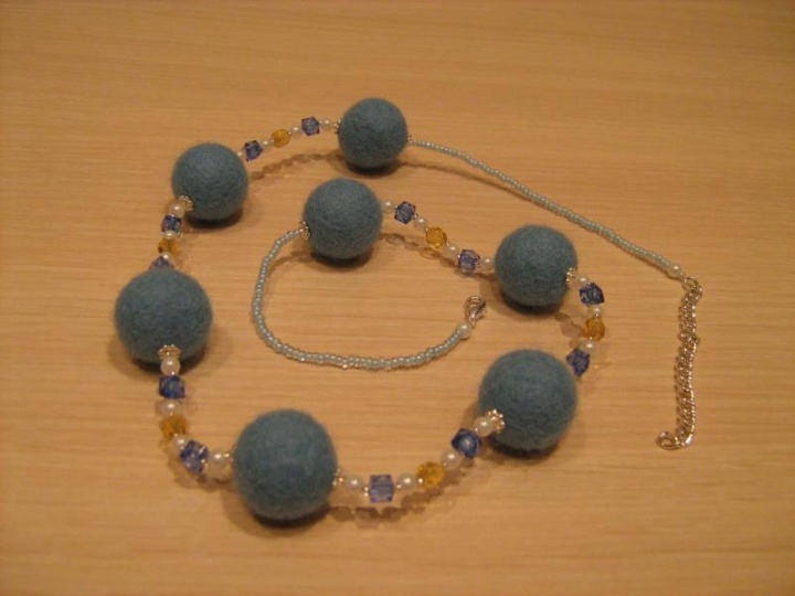 Šviesiai mėlyni karoliai su ček.stiklu,stikl.perlais