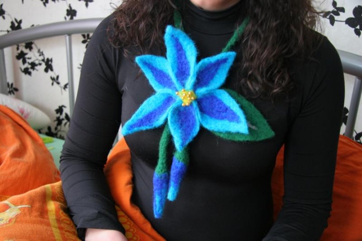 Gėlė ant kaklo (mėlyna)