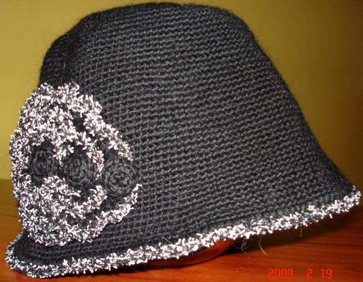 Juoda-pilka skrybėlaitė
