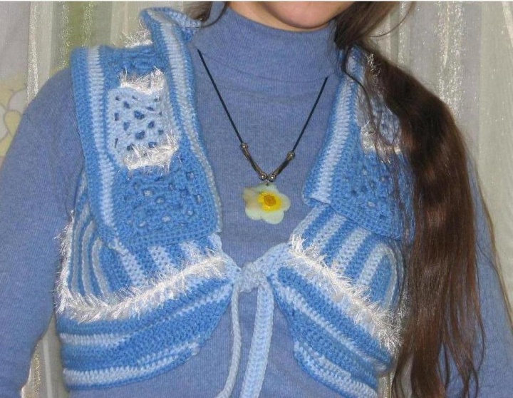 pustrumpis mėlynas megztinukas be rankov