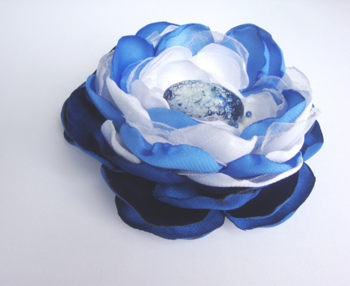 Gėlė - sagė. Mėlyna su agato akmenėliu