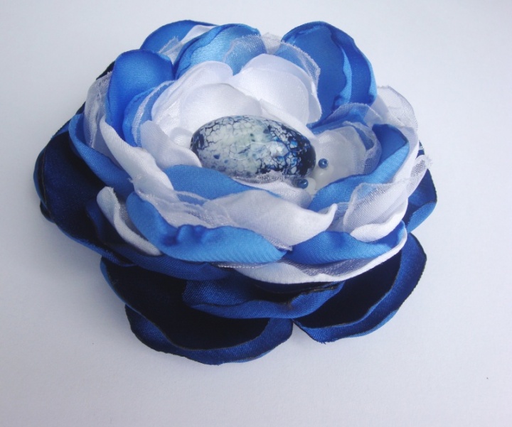 Gėlė - sagė. Mėlyna su agato akmenėliu