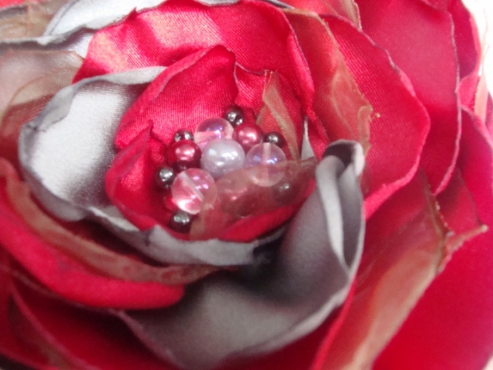 Sagė-gėlė raudona su pilkais žiedlapiais