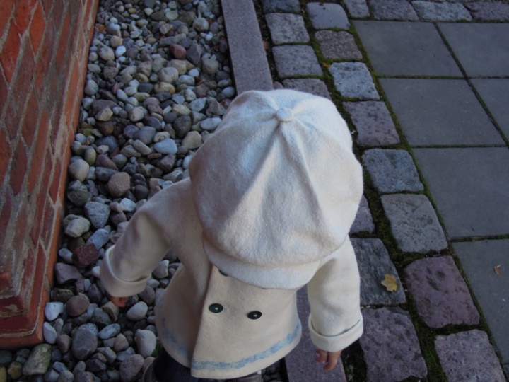 Balta beretė su snapeliu