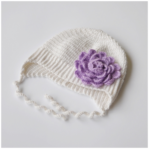 Balta kepure su violetine gėle