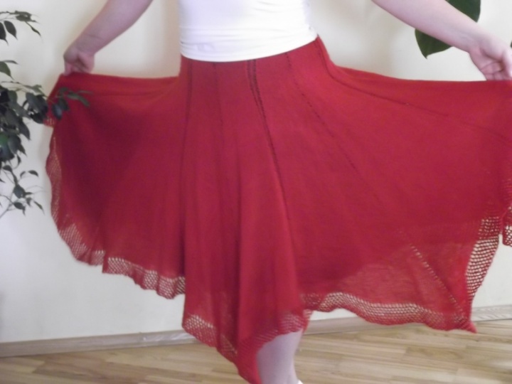 Raudonas sijonas iš angoros siūlų