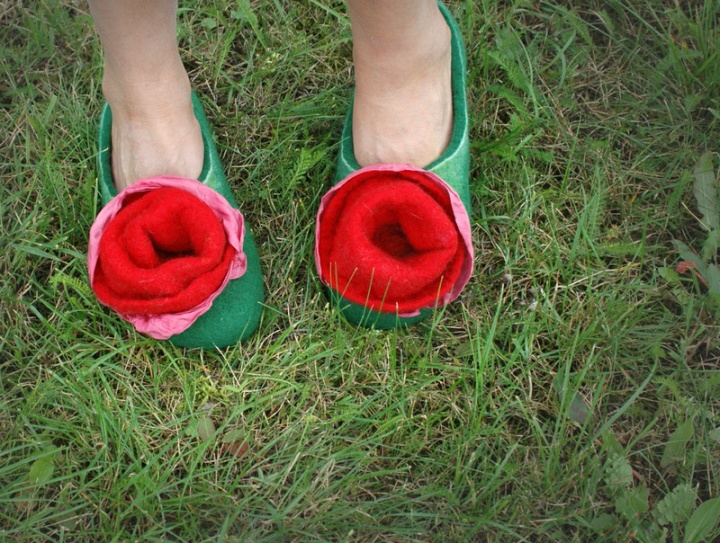 Žalios šlepetės su raudonom gėlėm