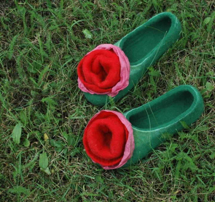 Žalios šlepetės su raudonom gėlėm