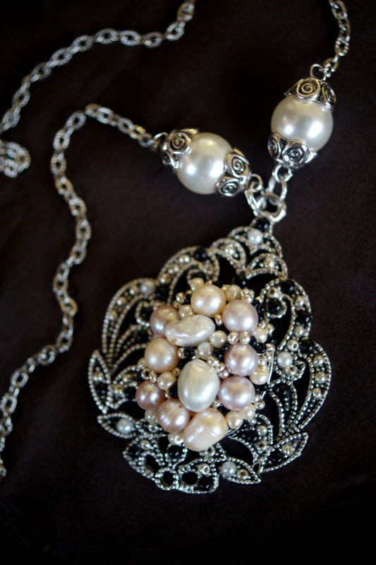 Baltsd perlų vėrinys