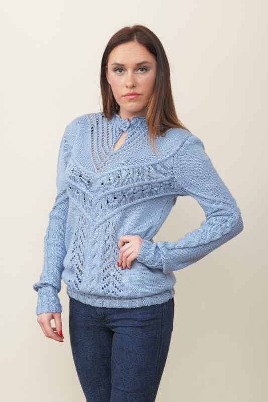Melsvas lengvas megztinis
