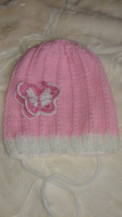 Rožinė kepurėlė su drugeliu