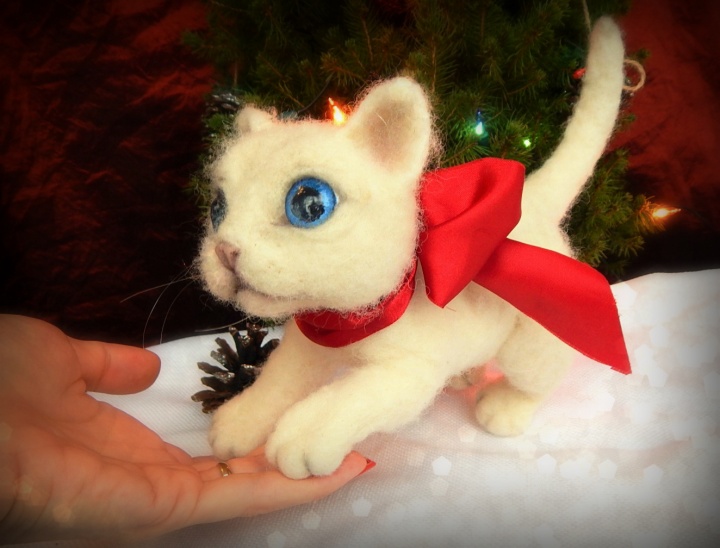 Katinėlis Sniegelis - veltos merino vilnos pozuojantis žaislas - baltas kačiukas