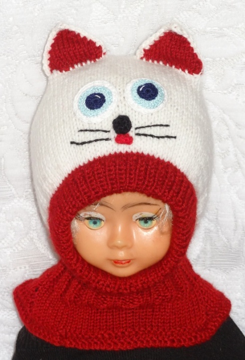 Kepurė šalmas Baltai raudona katytė