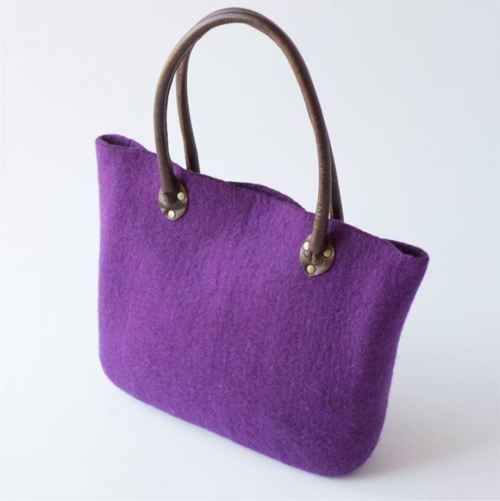 Velta talpi rankinė /purple felted bags