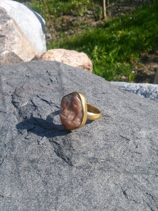 Žiedas su pajūrio akmeniu