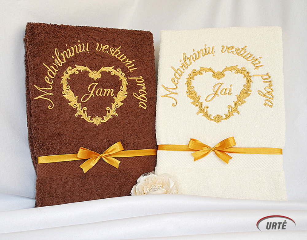 Dovana medvilninių vestuvių proga - siuvinėtų rankšluosčių komplektas - auksinė širdis