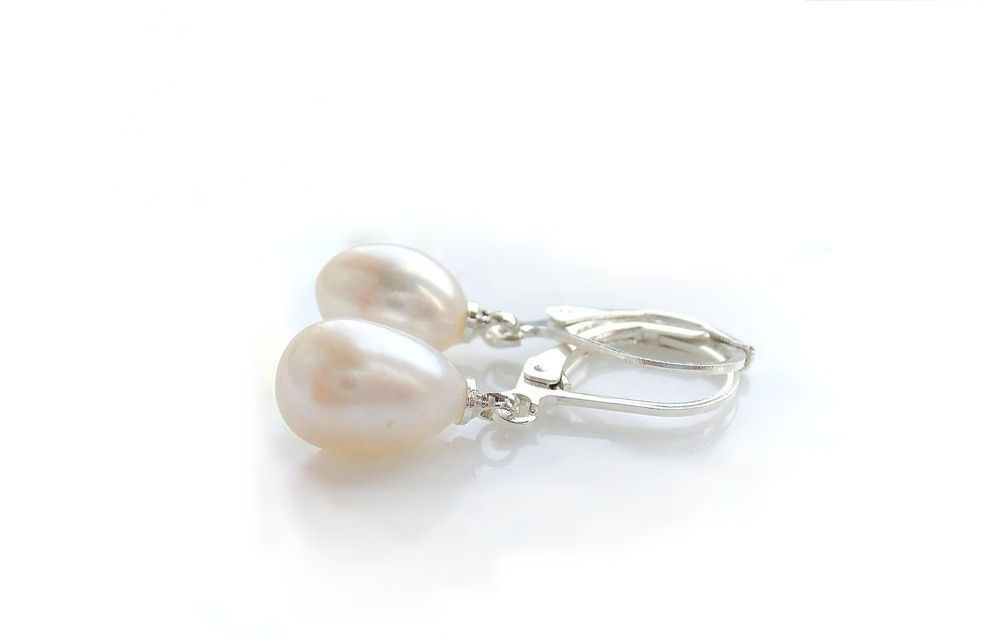 Gėlavandenių perlų komplektas iš vėrinio ir perlų auskarų