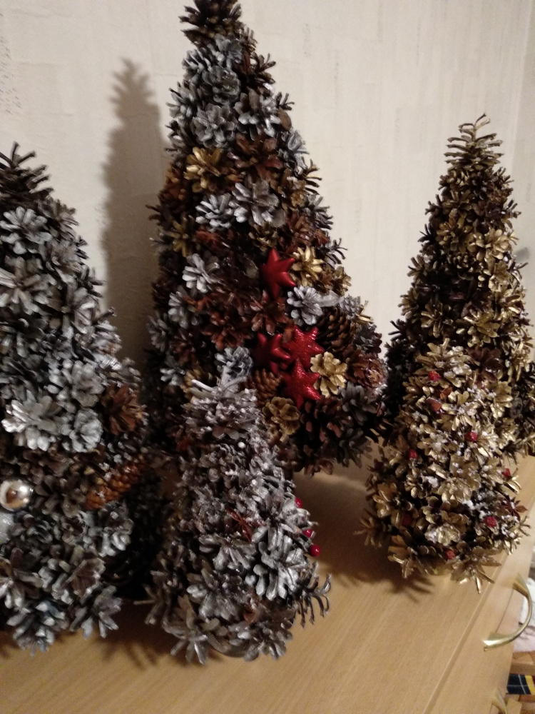 Kalėdinės eglutės iš kankorėžių