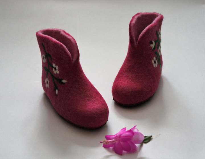 Mergaitiški rožiniai veltinio batai