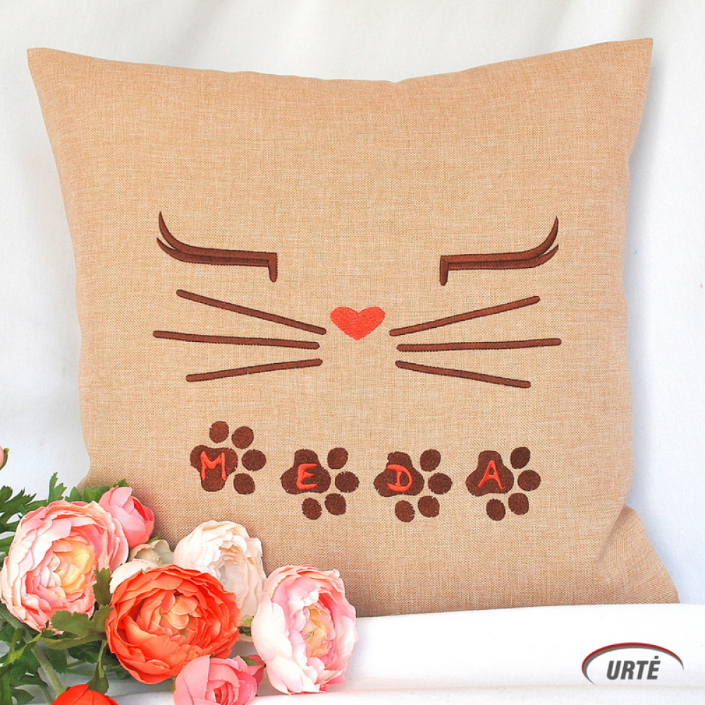 Vardinė siuvinėta dekoratyvinė pagalvėlė - Pėdutės - Kačiukas