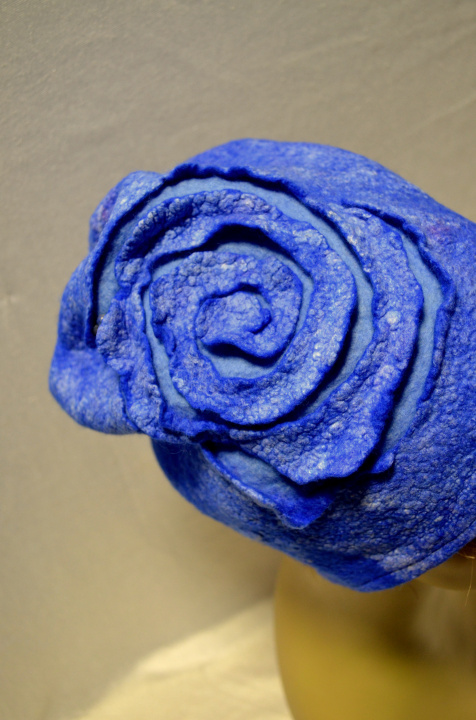 Veltas kepuriukas "Blue rose"