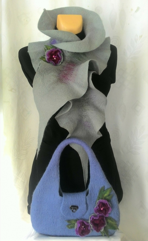 Violetinė velta rankinė su gėlėmis