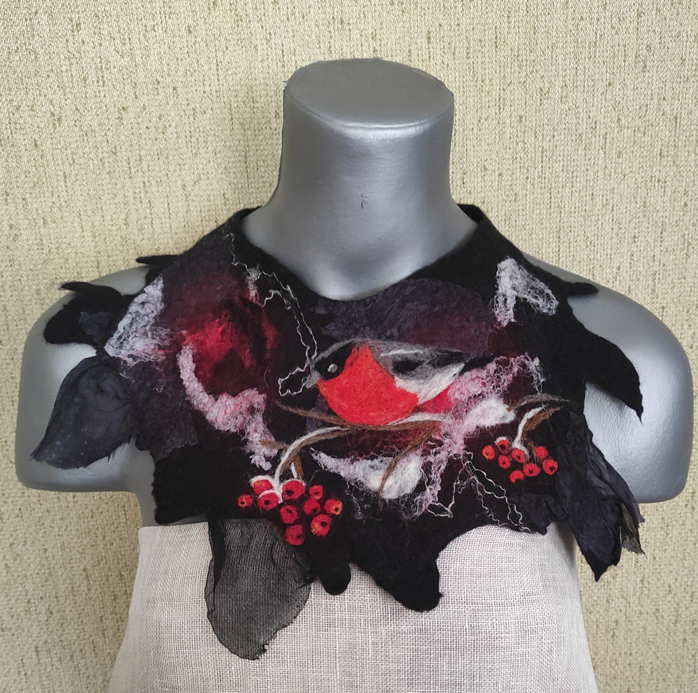 Apykaklė-papuošalas " Sniegena šermukšniuose"