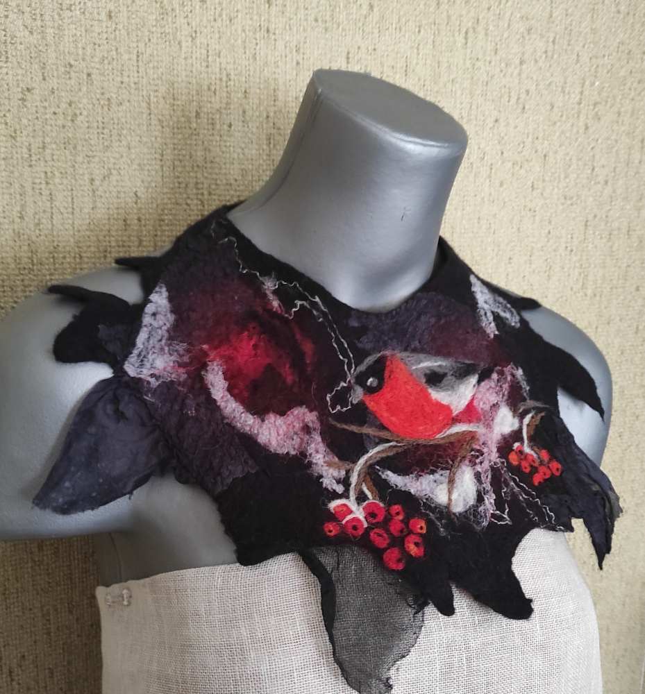 Apykaklė-papuošalas " Sniegena šermukšniuose"