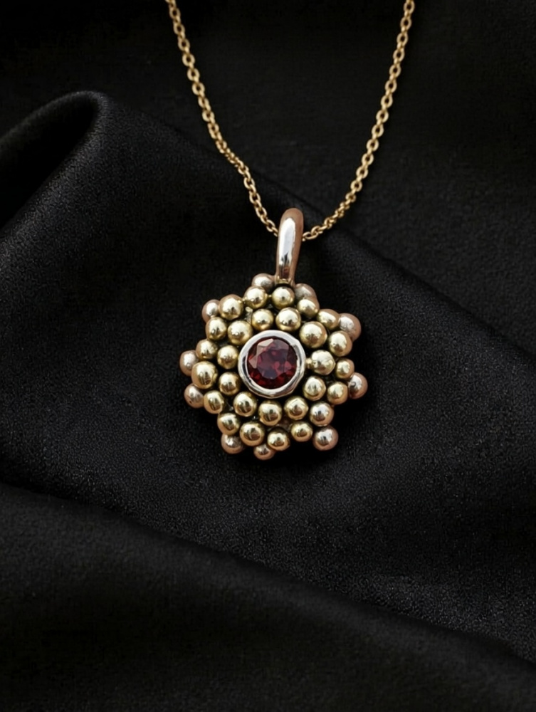 Auksinis Pakabukas su granatu