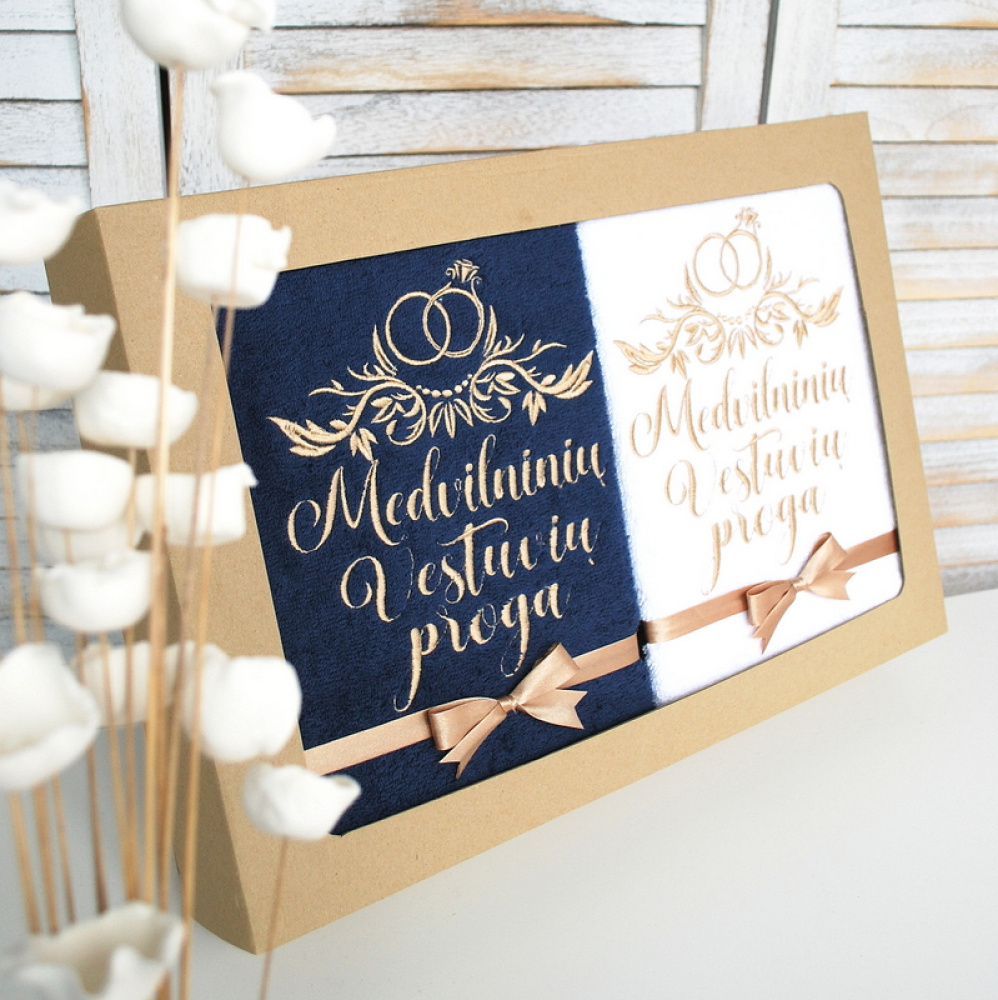 Dovana medvilninių vestuvių proga - medvilninių siuvinėtų rankšluosčių komplektas dėžutėje