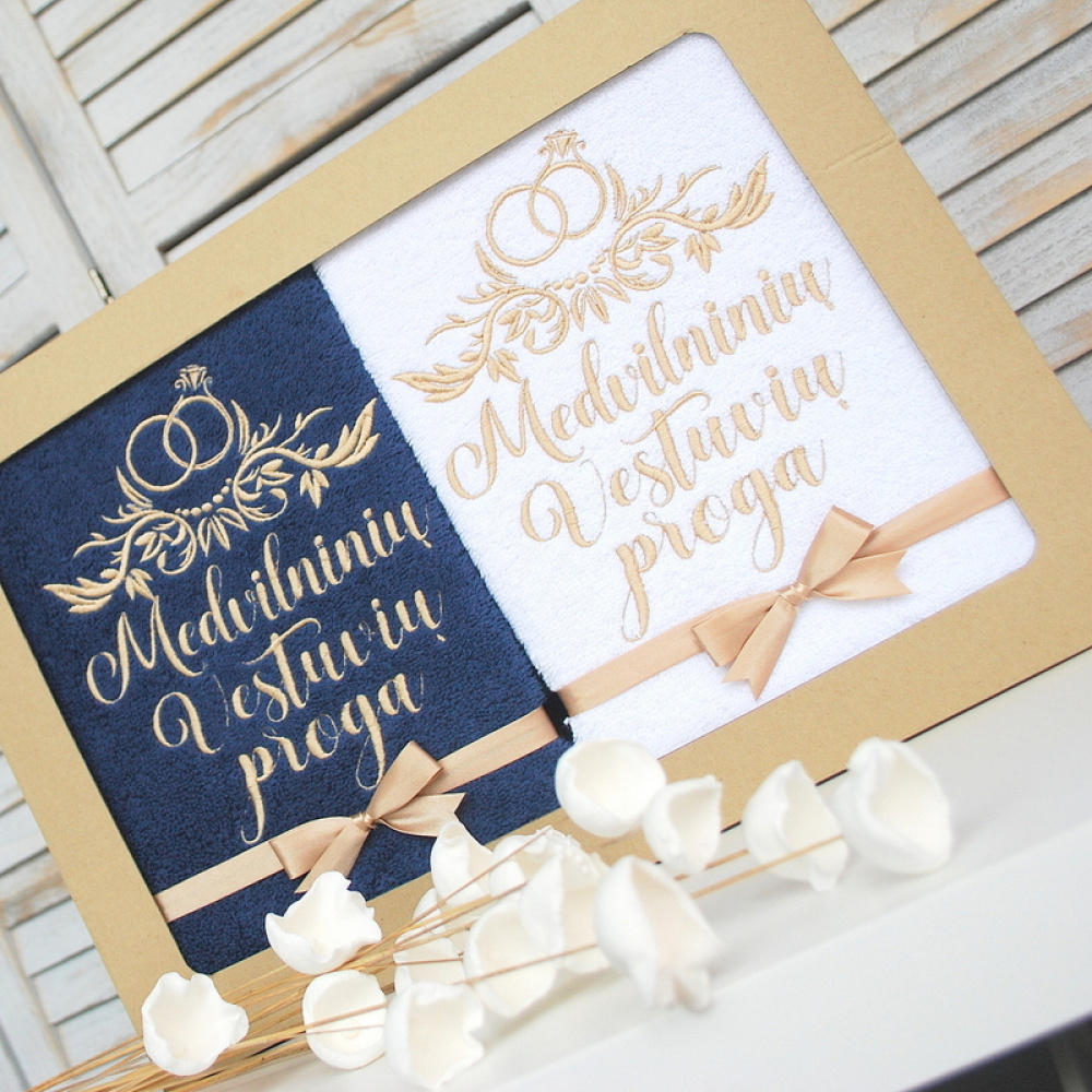 Dovana medvilninių vestuvių proga - medvilninių siuvinėtų rankšluosčių komplektas dėžutėje
