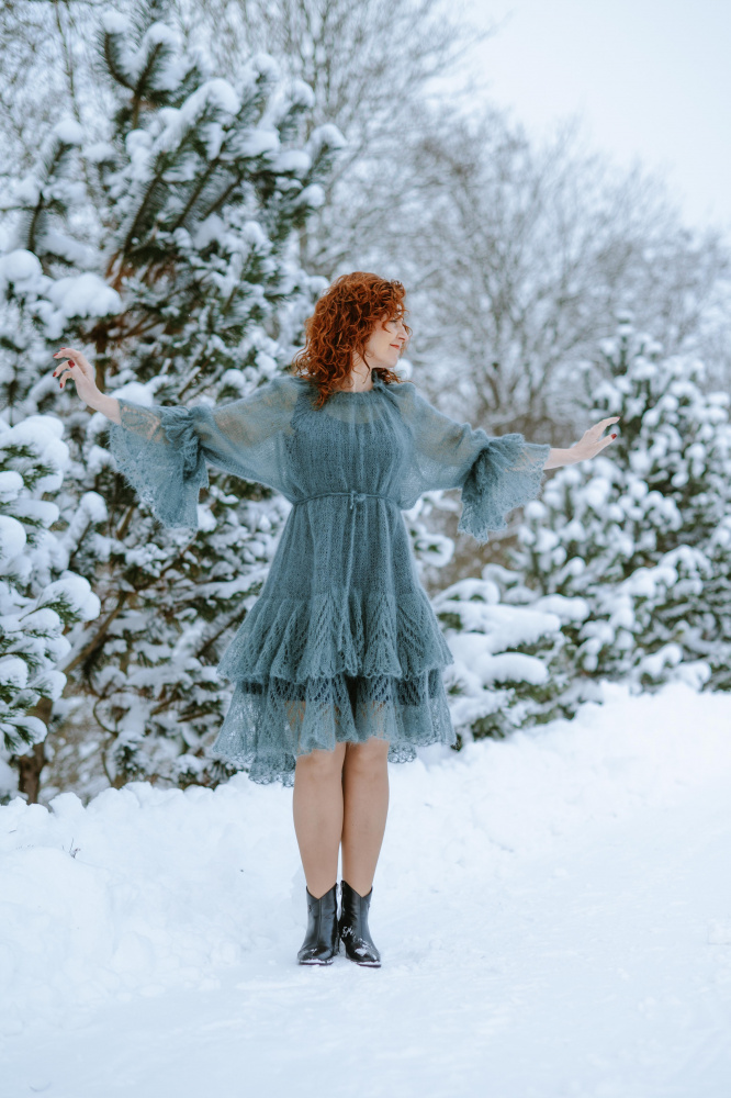 Išskirtinio dizaino rankomis megzta suknelė