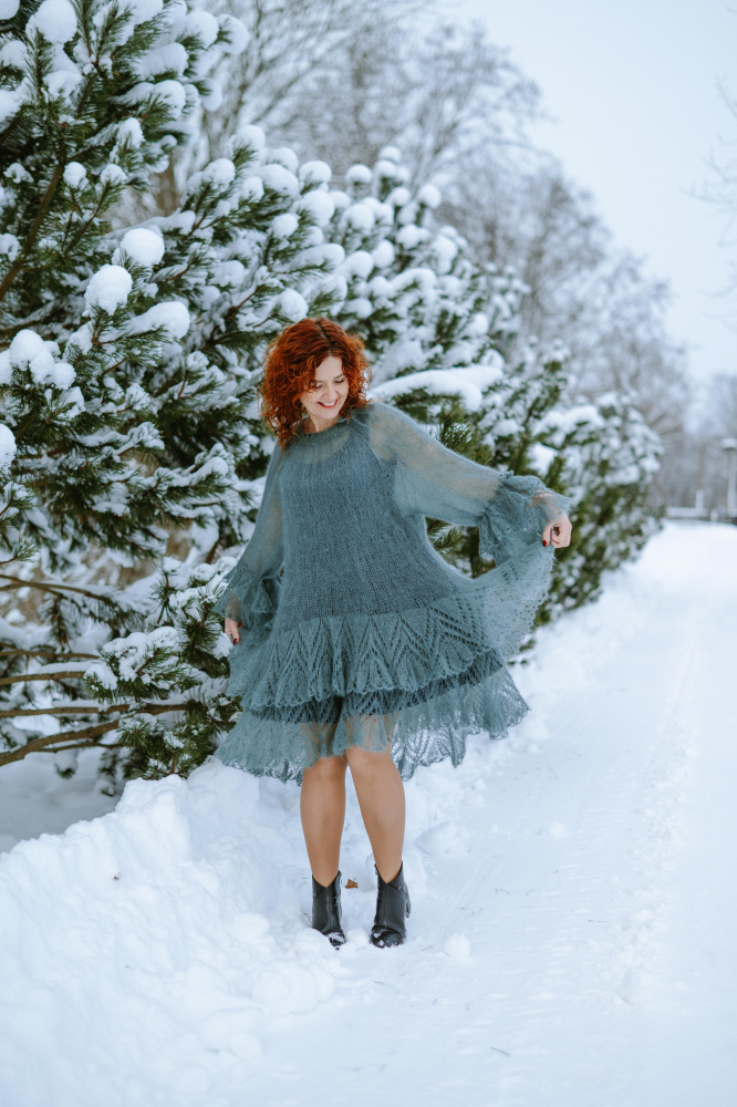 Išskirtinio dizaino rankomis megzta suknelė