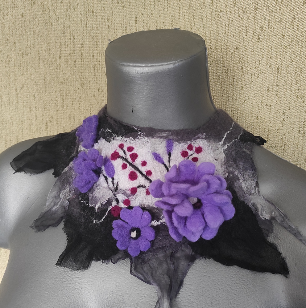 Kaklo papuošalas "Pavasario belaukiant"