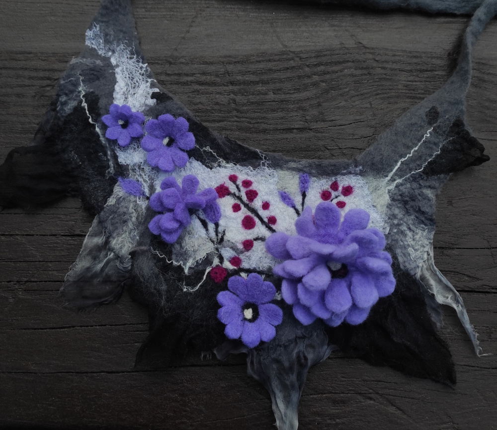 Kaklo papuošalas "Pavasario belaukiant"