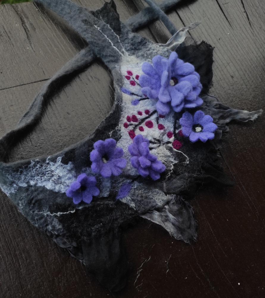 Kaklo papuošalas "Pavasario belaukiant"