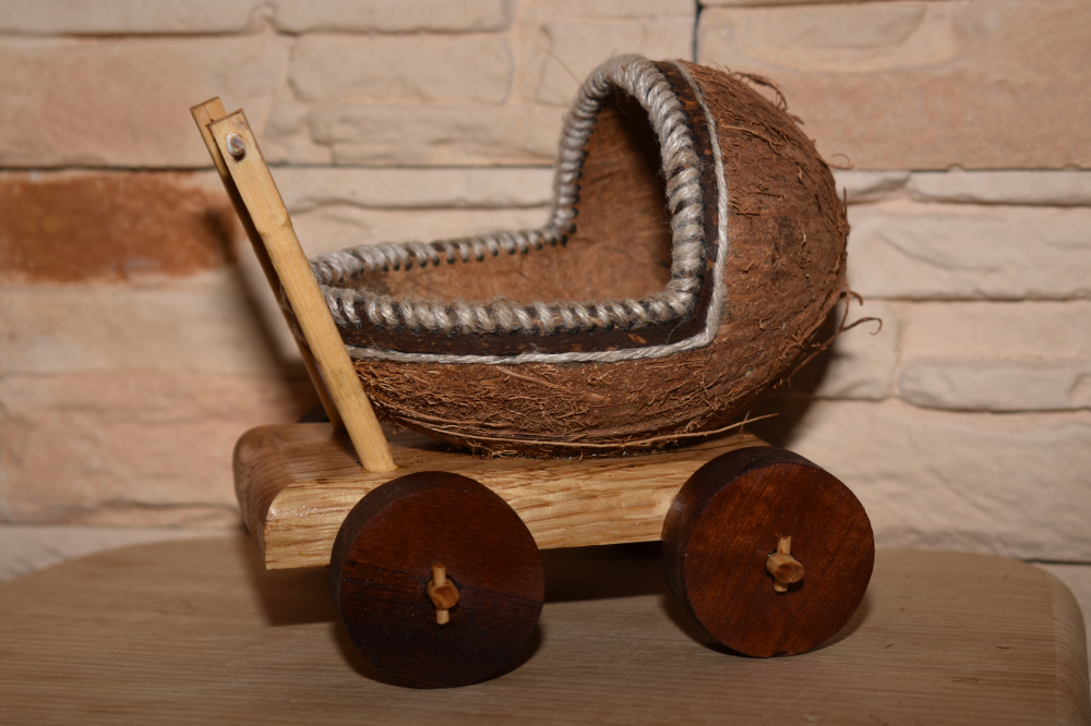 Kokoso riešuto vaikiškas vežimėlis