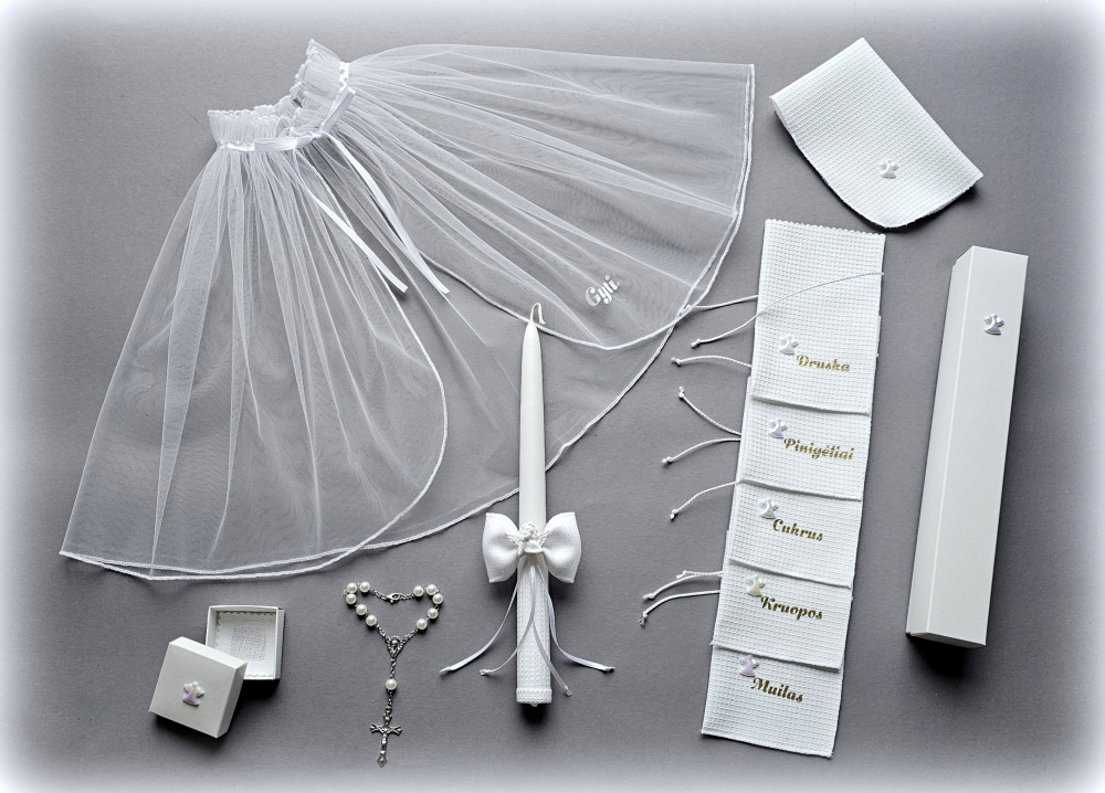 Krikšto skraiste su vardu ir žvakė su vardu