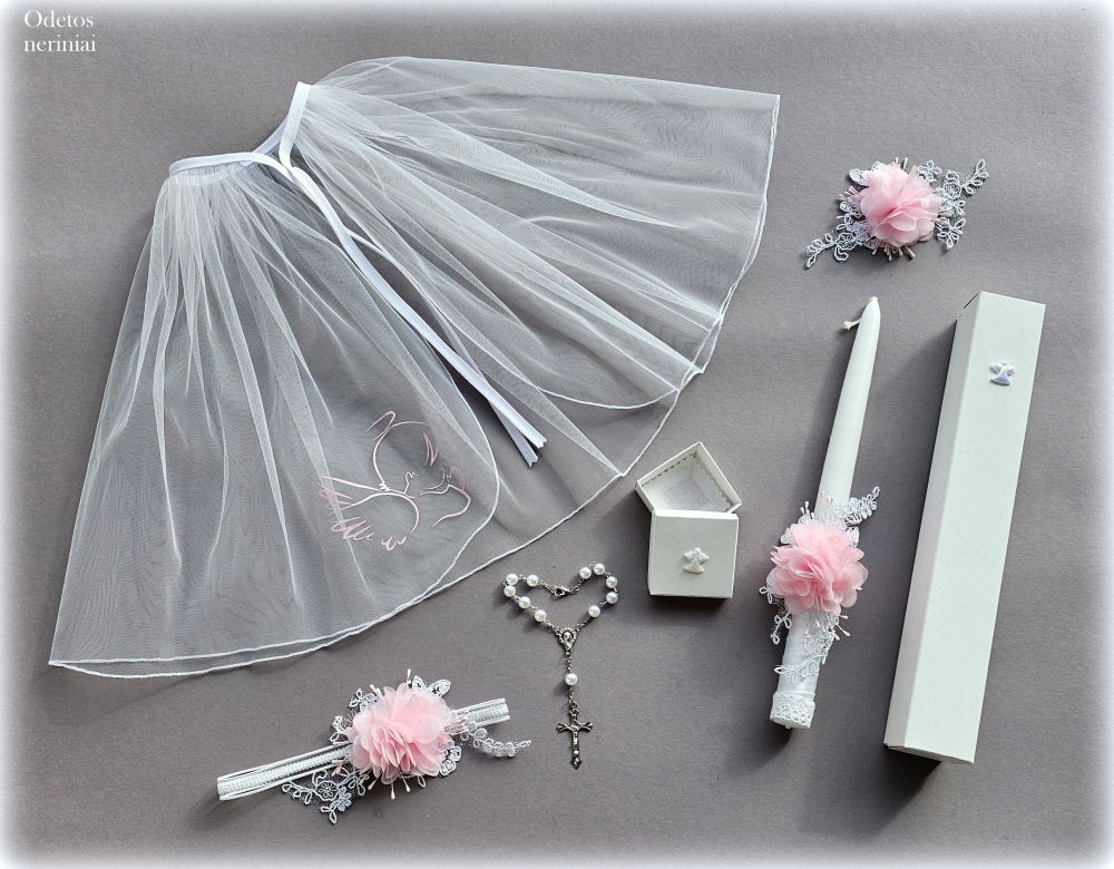 krikštynoms: krikšto skraistė ir žvakė