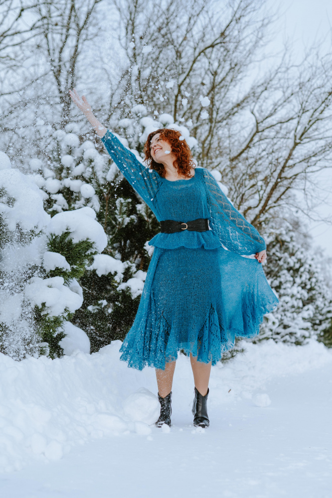 Mėlyna rankomis megzta suknelė ilgomis rankovėmis