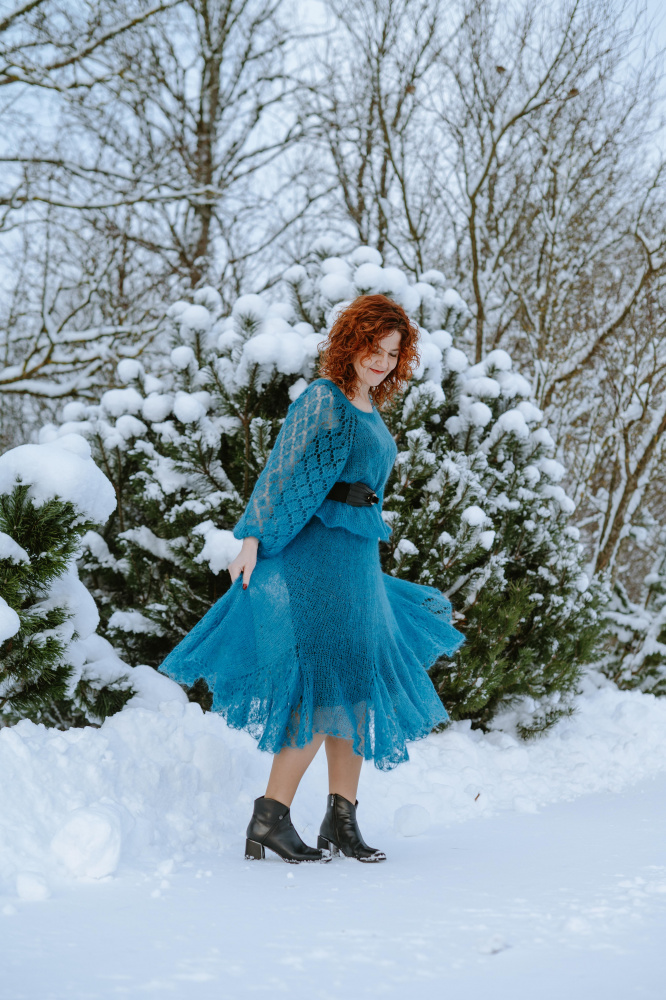 Mėlyna rankomis megzta suknelė ilgomis rankovėmis