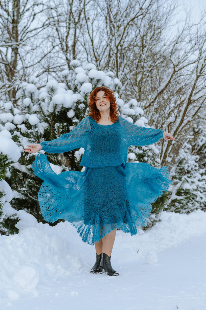 Mėlyna rankomis megzta suknelė ilgomis rankovėmis