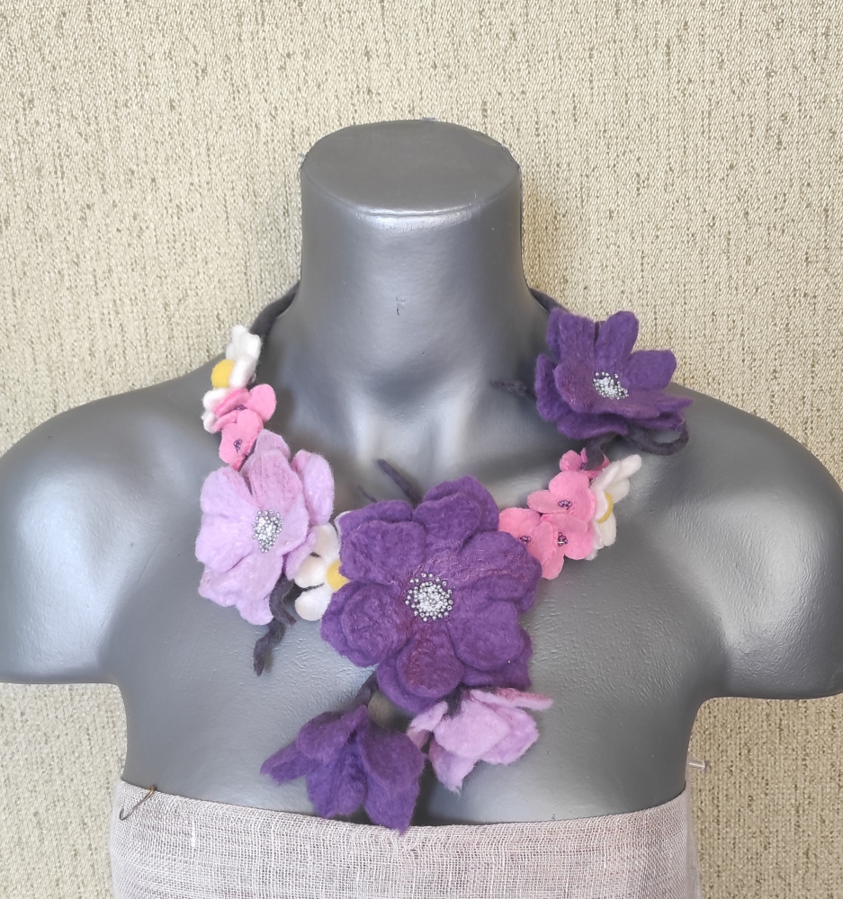 Merino vilnos papuošalas " Vasaros prisiminimas"