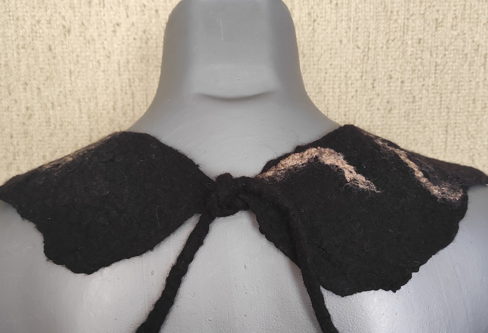 Veltas papuošalas- apykaklė "Narcizai"