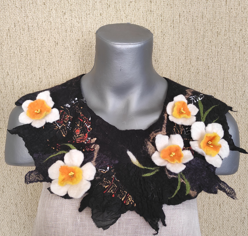 Veltas papuošalas- apykaklė "Narcizai"