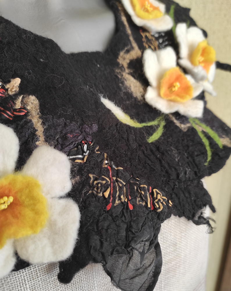 Veltas papuošalas- apykaklė "Narcizai"