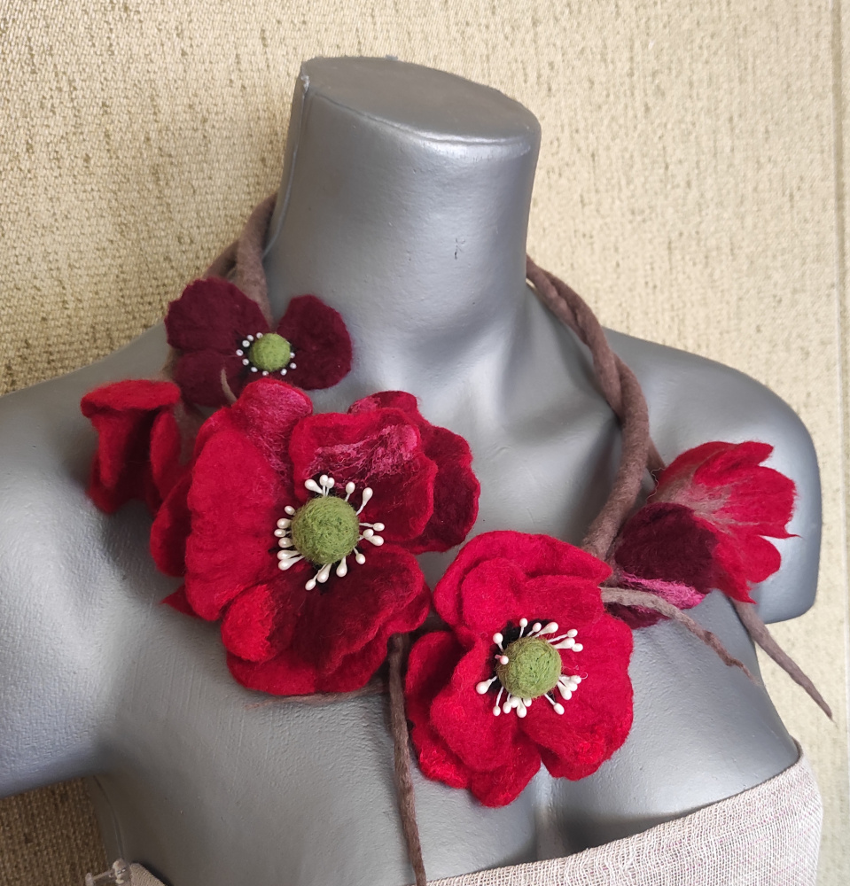 Veltas papuošalas "Aguonų valsas"