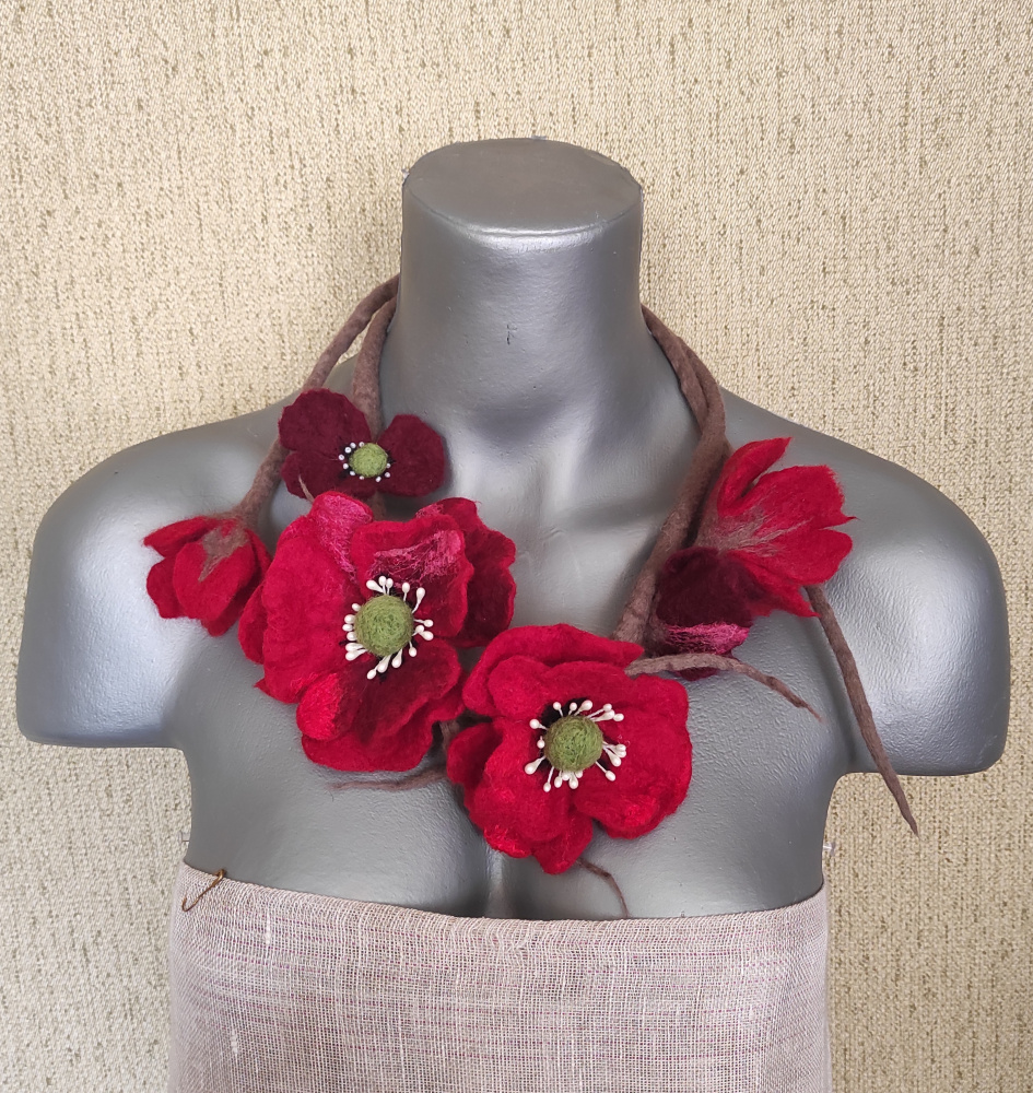 Veltas papuošalas "Aguonų valsas"