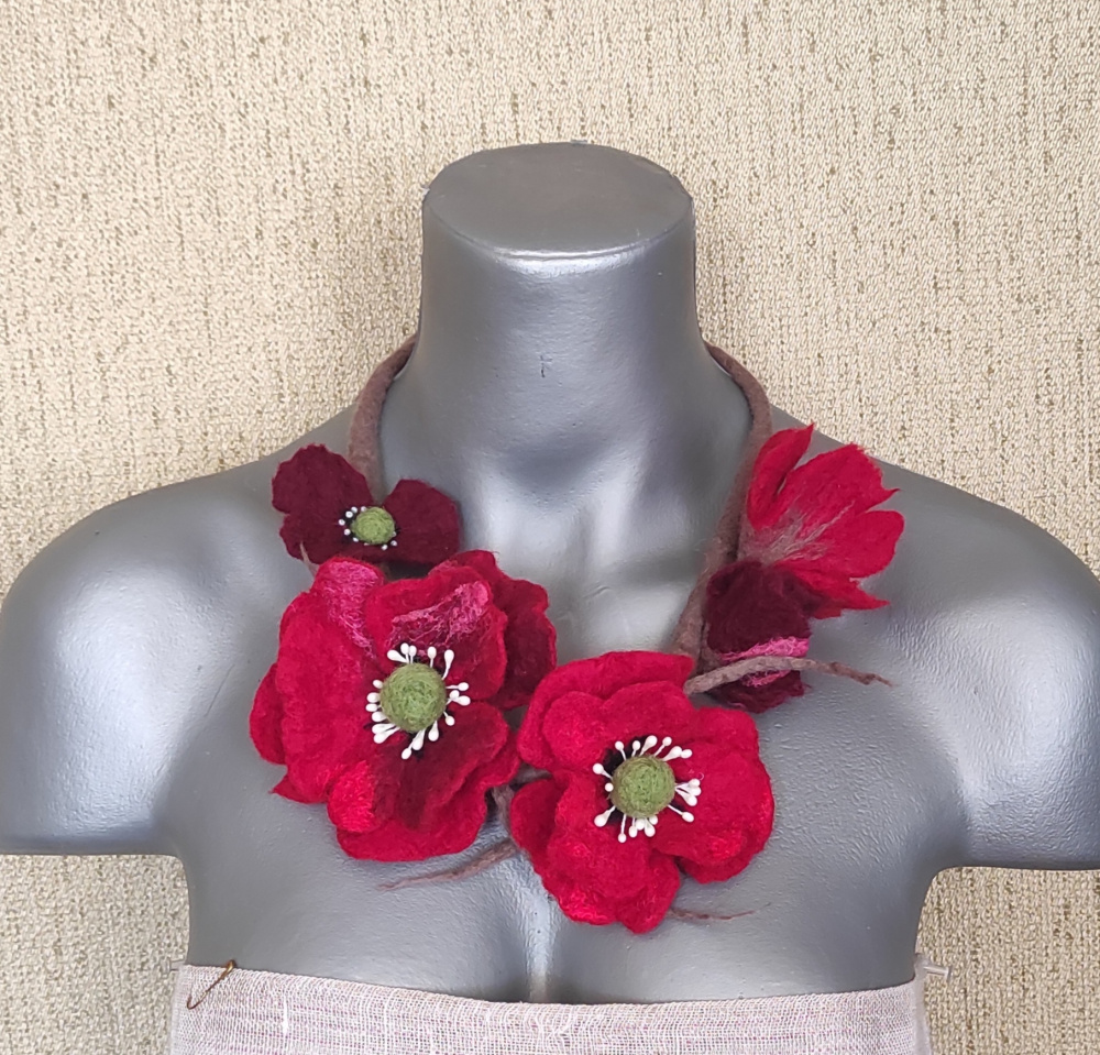 Veltas papuošalas "Aguonų valsas"