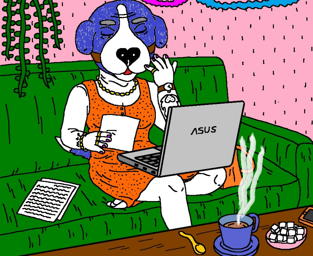 Verslininkė Musė dirba prie kompiuterio net ir būdama savo namuose